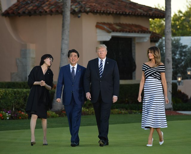 Дональд и Меланія Трамп приймали в своєму маєтку прем'єр-міністра Японії Сіндзо Абе | Фото: Фото: AFP