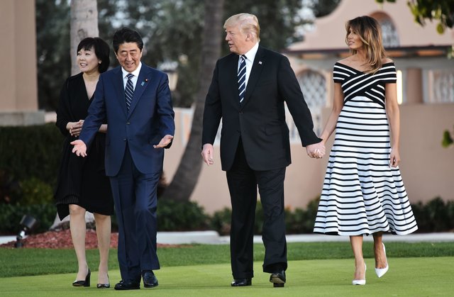 Дональд и Мелания Трамп принимали в своем поместье премьер-министра Японии Синдзо Абэ | Фото: Фото: AFP