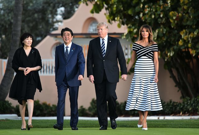 Дональд и Меланія Трамп приймали в своєму маєтку прем'єр-міністра Японії Сіндзо Абе | Фото: Фото: AFP