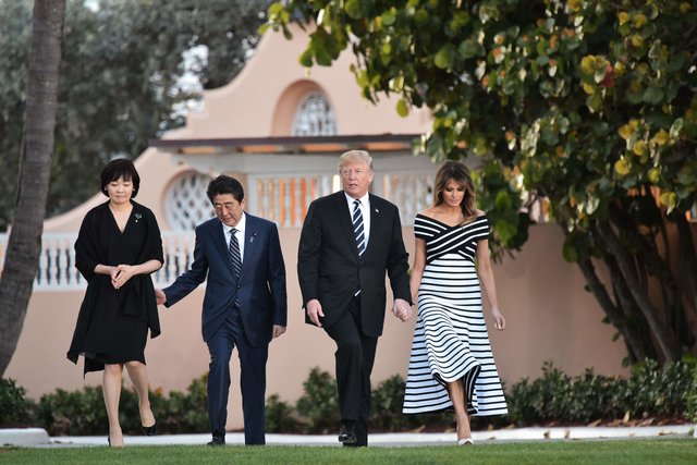 Дональд и Мелания Трамп принимали в своем поместье премьер-министра Японии Синдзо Абэ | Фото: Фото: AFP