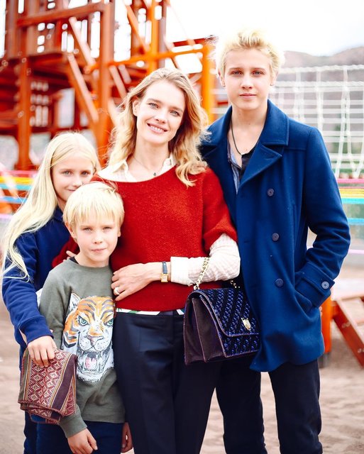 Наталья Водянова с детьми | Фото: Фото: instagram.com/natasupernova