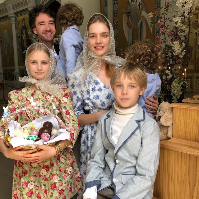 Наталья Водянова с детьми и супругом | Фото: Фото: instagram.com/natasupernova