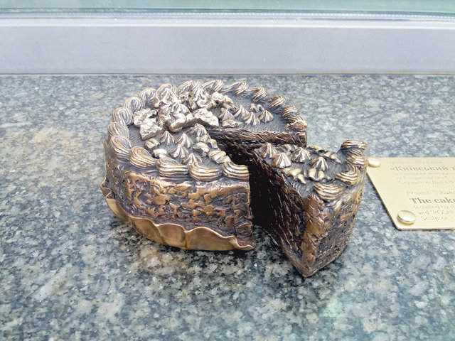 "Київський торт". Скульптура ласощі трохи більші за 10 сантиметрів в діаметрі. Фото: Н. Мамчур