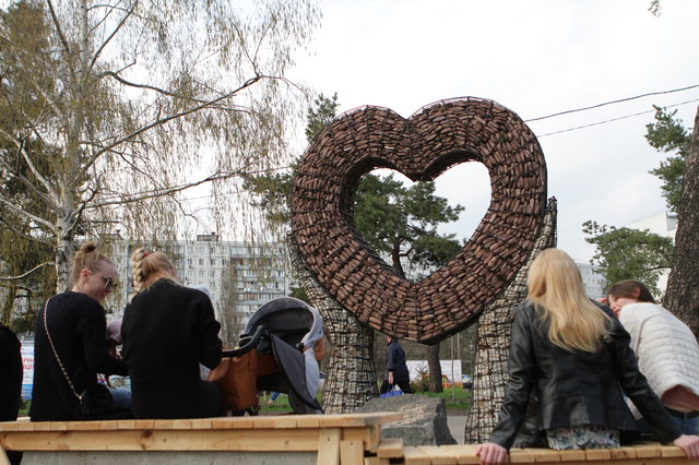 Серце в сквері. Облаштовують зону біля скульптури. Фото: А. Бойко