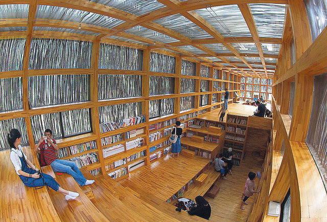 Эко. Чтобы сохранить природную эстетику, корпус библиотеки в китайской деревушке Лиюань построен из стекла и 45  тысяч деревянных прутьев. В здании нет электричества, потому оно работает до 16:00. Нет и столов со стульями — читать можно, сидя прямо на шкафах, а чтобы взять книгу, нужно оставить свою взамен.