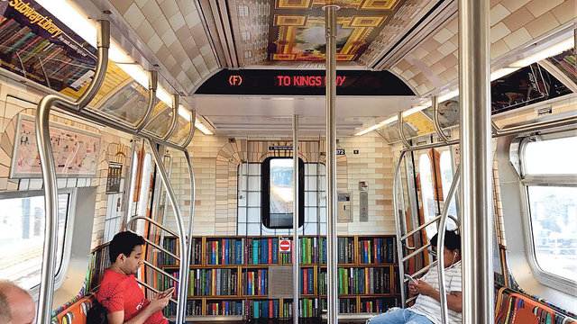 В метро. Нью-йоркская подземка предлагает библиотеку онлайн: подключаешься к Wi-Fi, заходишь на сайт метро, выбираешь и скачиваешь книгу. А в поезде, скачав приложение, можно загружать книги, наводя смартфон на их нарисованные корешки. Также пассажир получает список ближайших библиотек.