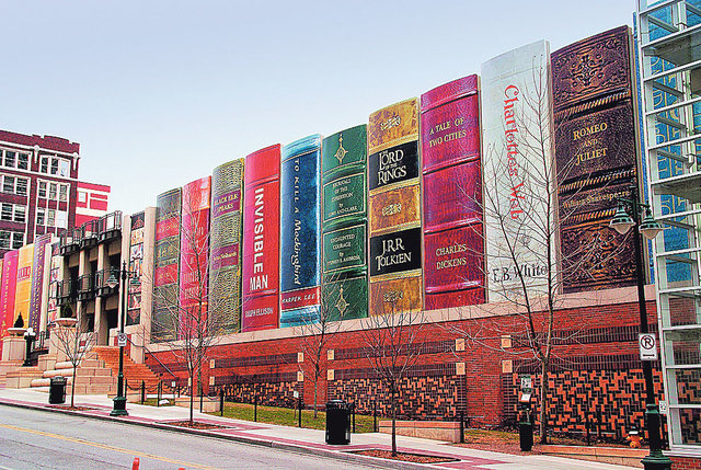 Книжная полка. Публичная библиотека города Канзас-сити, чтобы скрыть от посторонних глаз парковку, превратилась в полку из 22 книг. Высота каждой — 8 метров, ширина — 2 метра. За наполнение 