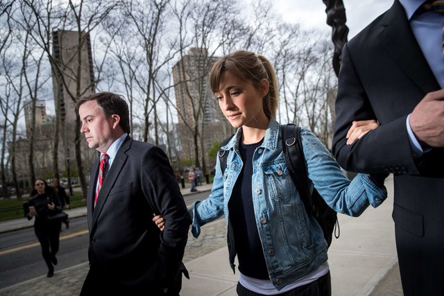 Эллисон Мэк покидает федеральный суд Бруклина со своими адвокатами | Фото: Фото: AFP