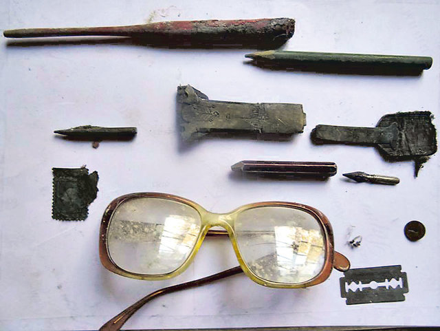 За шкафами. Забытые очки и письменные принадлежности конца XIX века. Фото: НаУКМА