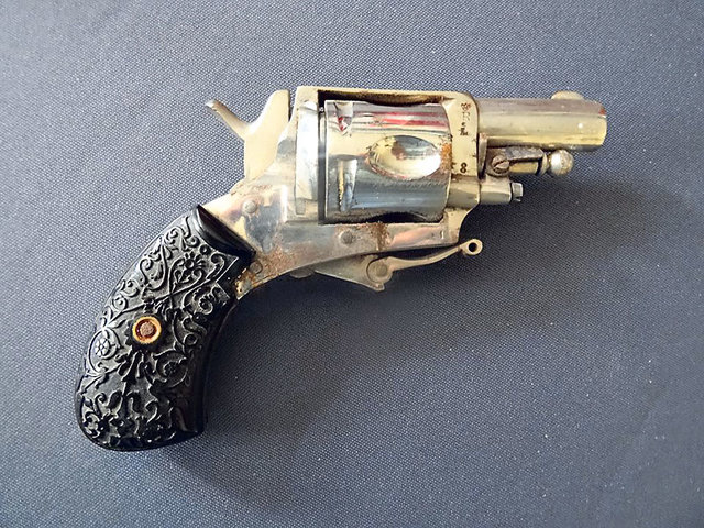 150-річна зброя. Дамський револьвер без однієї кулі прикрашений гарними візерунками і короною. Фото: НаУКМА