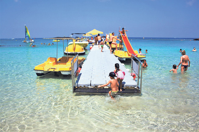 Розваги на воді. На пляжах організовані міні-аквапарки. Фото: Д. Дідух