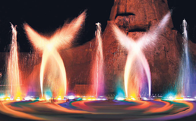 Яркое шоу. Поющие фонтаны. Фото: Д. Дидух