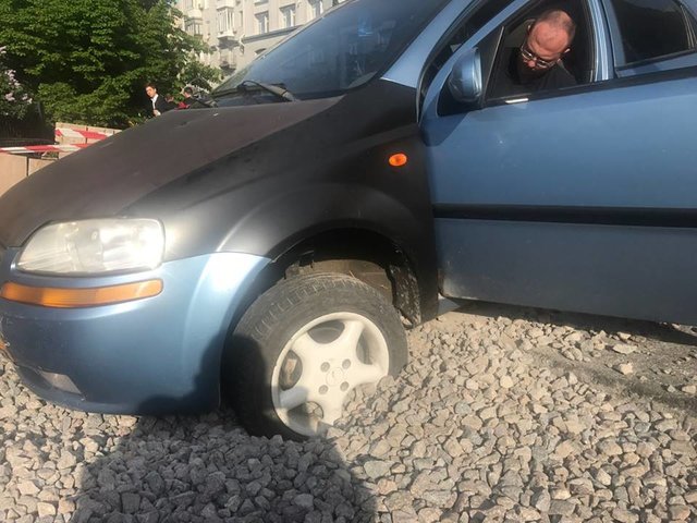 Автомобіль застряг в щебені. Фото: facebook.com/KARS.Kyiv