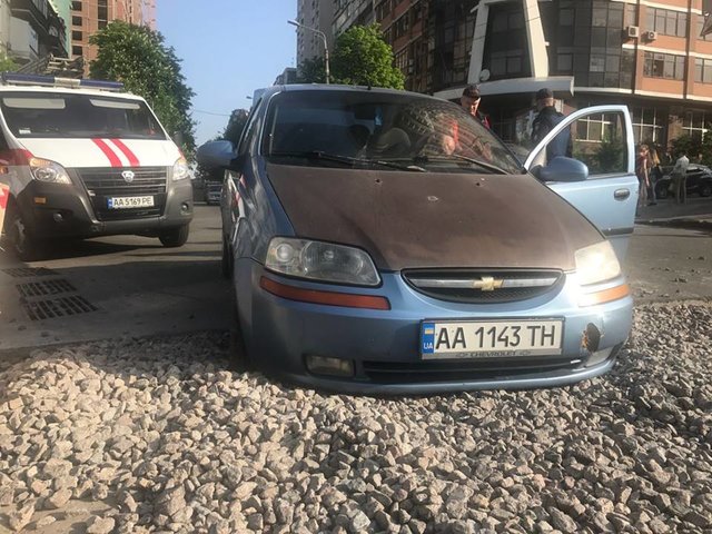 Автомобиль застрял в щебне. Фото: facebook.com/KARS.Kyiv
