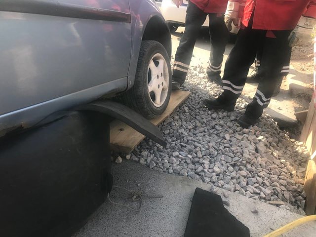 Автомобиль застрял в щебне. Фото: facebook.com/KARS.Kyiv