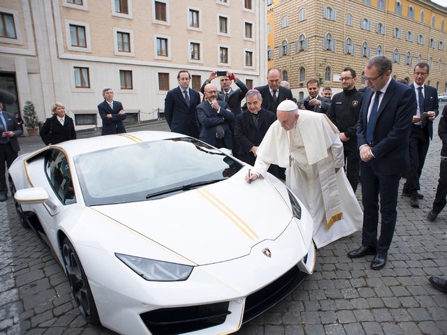 Фото: Lamborghini Huracan Папы Римского