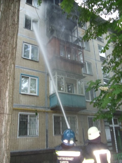 На балконе одной из квартир возник пожар. Фото: kyiv.dsns.gov.ua
