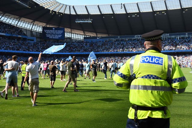"Манчестер Сити" – "Хаддерсфилд Таун": фанаты на поле. Фото AFP
