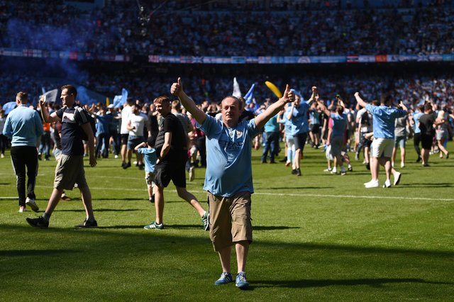 "Манчестер Сіті" – "Хаддерсфілд Таун": фанати на полі. Фото AFP