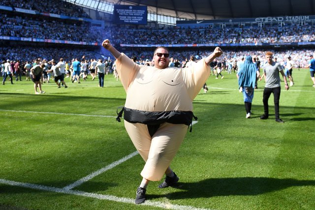 "Манчестер Сити" – "Хаддерсфилд Таун": фанаты на поле. Фото AFP