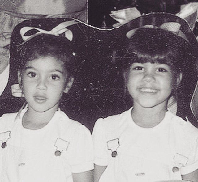 Ким и Кортни Кардашьян в детстве | Фото: Фото: instagram.com/kimkardashian