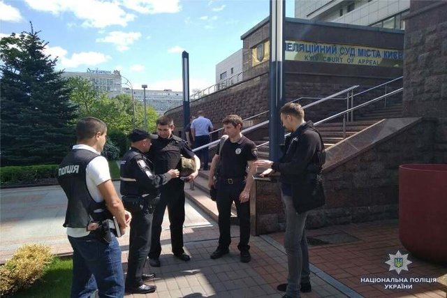 Работники полиции тщательно осматривают здание и прилегающую к нему территорию. Фото: kyiv.npu.gov.ua
