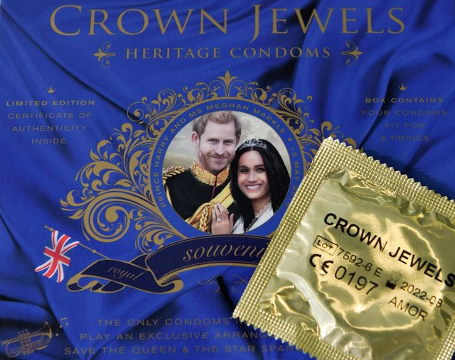 Презервативы с изображением принца Гарри и Меган Маркл | Фото: Фото: AFP