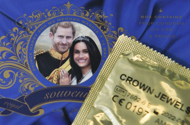 Презервативы с изображением принца Гарри и Меган Маркл | Фото: Фото: AFP
