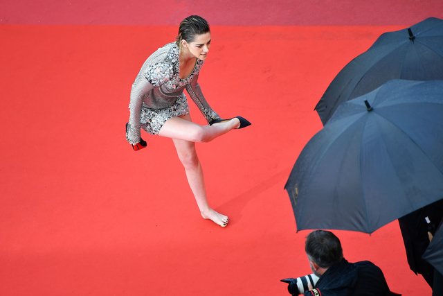 Кристен разулась прямо на глазах публики | Фото: Фото: AFP