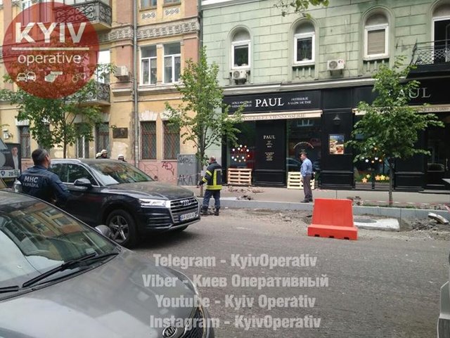 На улице Ярославов Вал, 19, произошло частичное обрушение верхней части фасада. Фото: facebook.com/KyivOperativ