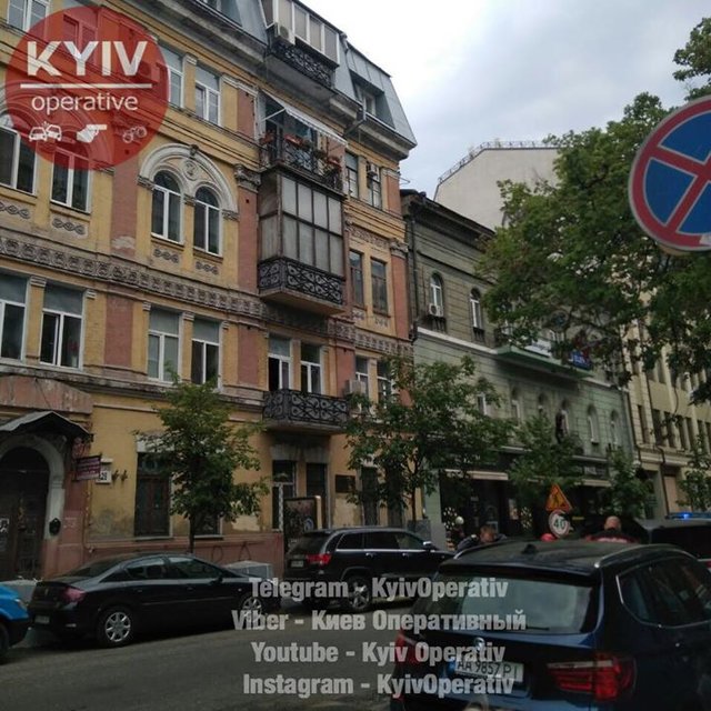 На вулиці Ярославів Вал, 19, сталося часткове обвалення верхньої частини фасаду. Фото: facebook.com/KyivOperativ