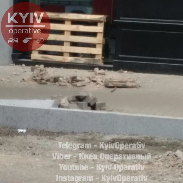 На улице Ярославов Вал, 19, произошло частичное обрушение верхней части фасада. Фото: facebook.com/KyivOperativ