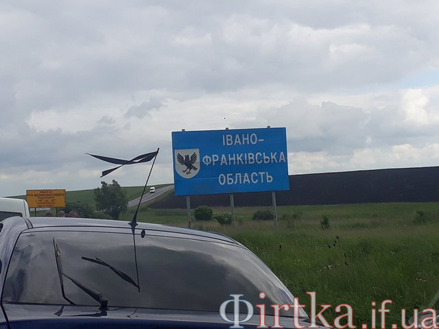 Погибшего віехали встречать за десятки километров от дома. Фото:  соцсети, firtka.if.ua
