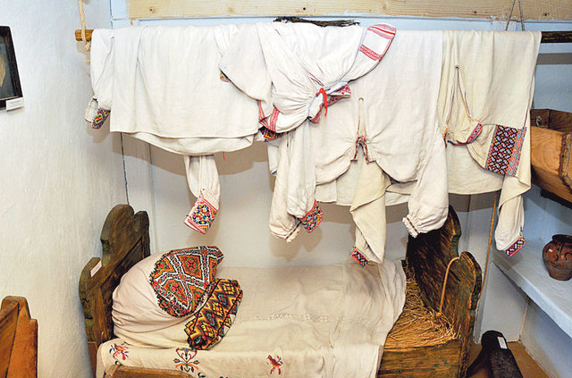 Внутри бойковской хаты. Кровать и перекладина для одежды. Фото: http://museum.dolyna.info