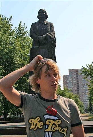 У памятника Степа сочинял номера для КВН. Фото А. Прядко