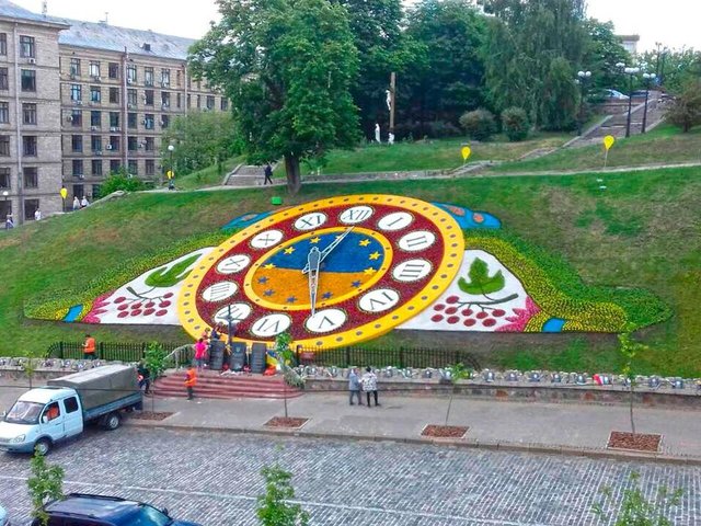 Цветочные часы в Киеве. Фото: facebook.com/zelenbud