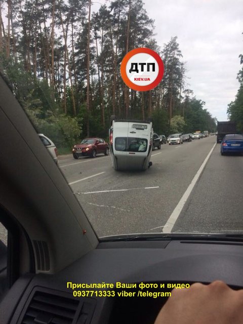 Авто перевернулось. Фото: facebook.com/dtp.kiev.ua