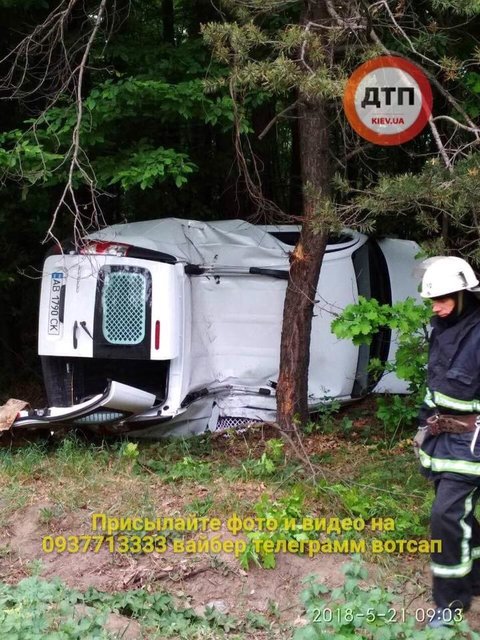 Авто перевернулось. Фото: facebook.com/dtp.kiev.ua