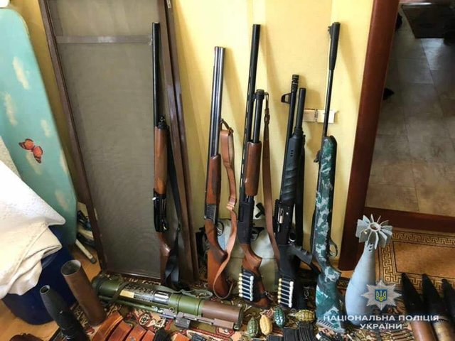 У жителя Бучі знайшли багато зброї. Фото: ГУ НП в Київській області