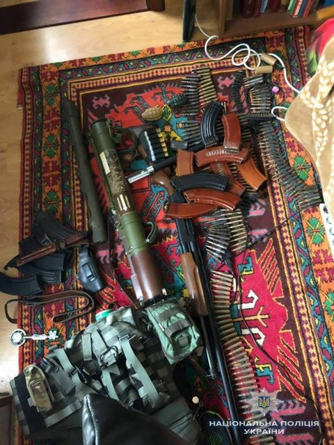 У жителя Бучі знайшли багато зброї. Фото: ГУ НП в Київській області