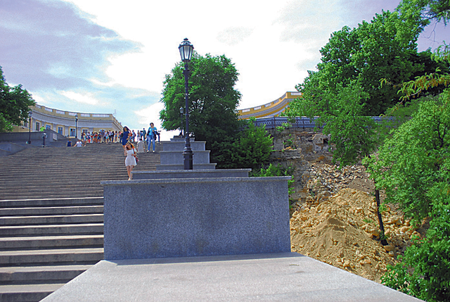 У Потемкинской лестницы. На склоне — горы камня и техника. Фото: П. Мордынская
