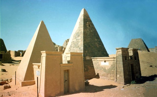 Піраміди. Фараона ховали під землею