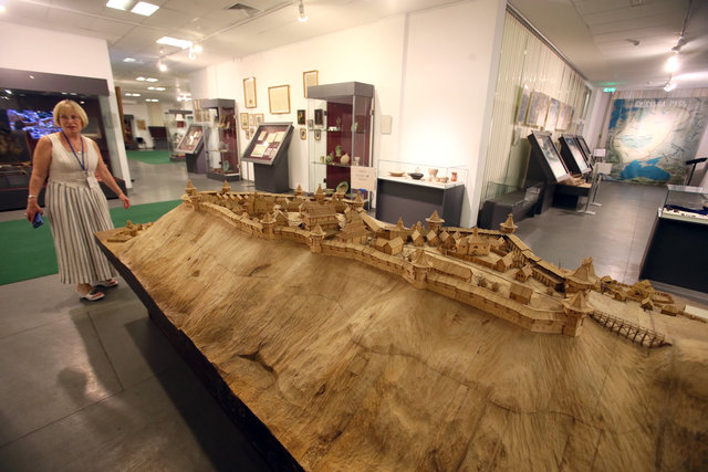 Конструкція з дерева. Детальний макет Київського замку XVII століття, зроблений для музею в 1983 році