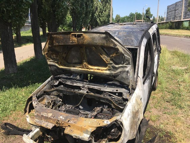 Коли приїхали пожежники, машина вже палала. Фото: kiev.informator.ua