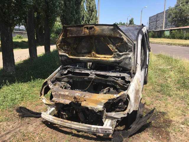 Когда приехали пожарные, машина уже пылала. Фото: kiev.informator.ua