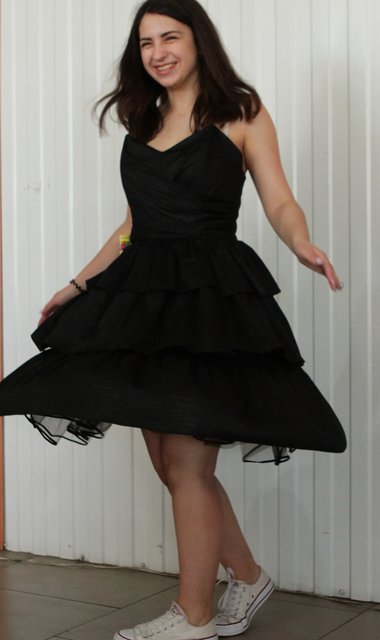 Черное платье с воланами – 320 грн<br />
Кеды – 150 грн