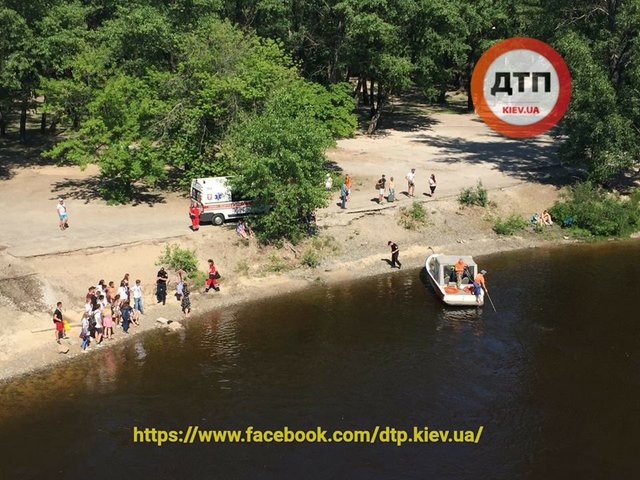 На месте ЧП работают спасатели-водолазы. Фото:.facebook.com/dtp.kiev.ua