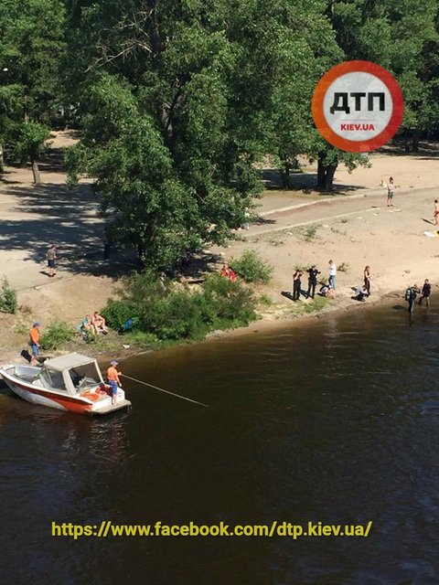 На місці НП працюють рятувальники-водолази. Фото: .facebook.com / dtp.kiev.ua