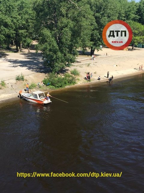 На місці НП працюють рятувальники-водолази. Фото: .facebook.com / dtp.kiev.ua