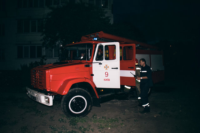 Пожар во дворе. Фото: kiev.informator.ua